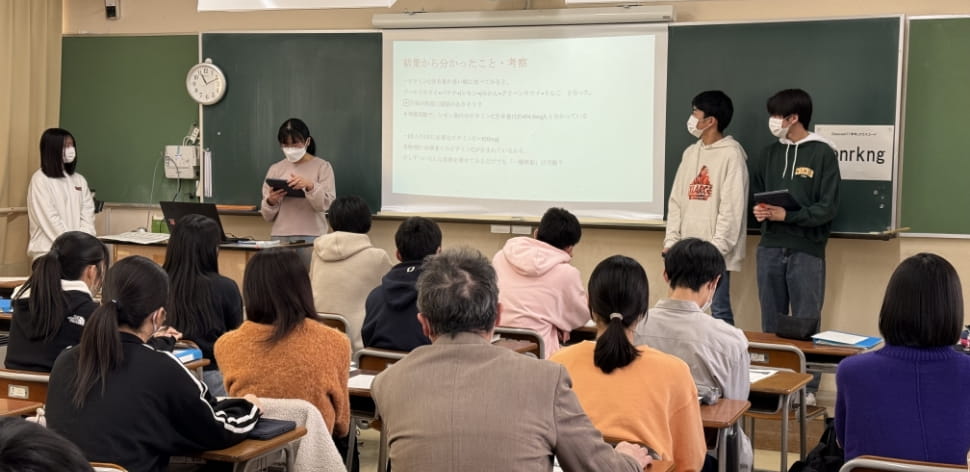 教室内で高校生がプレゼンテーションを行っている様子